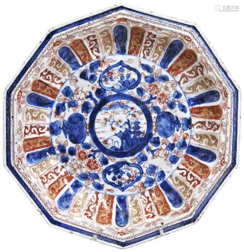 CHINESE IMARI OCTAGONAL DISH KANGXI PERIOD (1662-1722) centr...