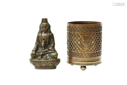 A CHINESE BRONZE BRUSH POT AND A FIGURE OF A SEATED BUDDHA 十...