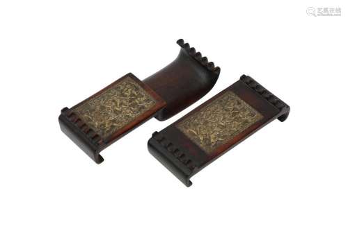 A PAIR OF CHINESE BRONZE AND WOOD 'HUNTERS' BRUSH RESTS 清十...