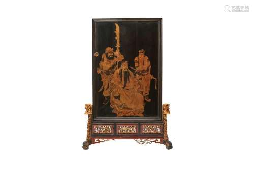 A CHINESE LACQUERED WOOD TABLE SCREEN AND STAND 十九世紀晚期...