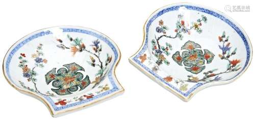 PAIR OF FAMILLE VERTE SHELL-FORM DISHES KANGXI PERIOD (1662-...