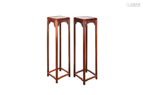 A PAIR OF TALL CHINESE HARDWOOD STANDS 十九或二十世紀 硬木高...