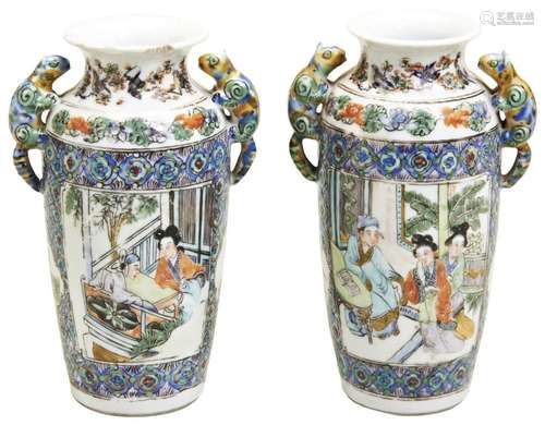 A SMALL PAIR OF FAMLLE VERTE VASES QING DYNASTY, 19TH CENTUR...