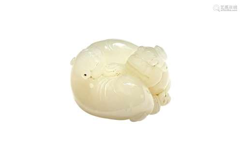 A CHINESE PALE-CELADON JADE 'LION DOGS' GROUP 二十世紀 青白玉...