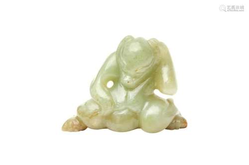 A CHINESE CELADON JADE CARVING OF A BEAR 二十世紀 青玉雕熊