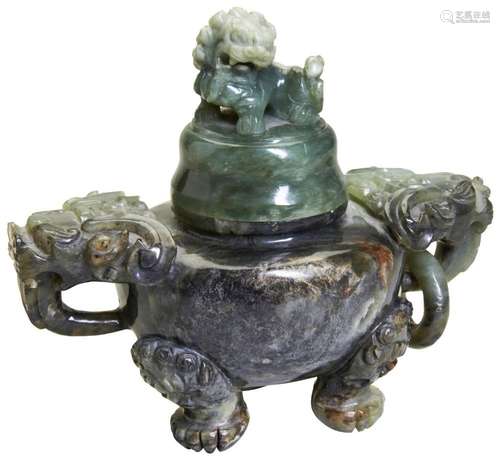 A CARVED GREEN HARDSTONE CENSER AND COVER LATE QING / REPUBL...