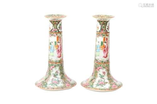 A PAIR OF CHINESE CANTON FAMILLE-ROSE CANDLESTICKS 清十九世紀...