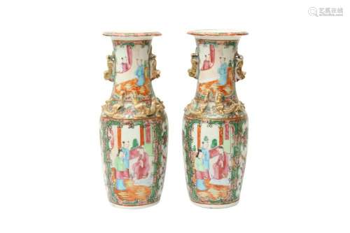 A PAIR OF CHINESE CANTON FAMILLE-ROSE VASES 晚清 廣彩人物故事...