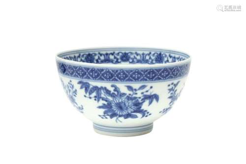 A CHINESE BLUE AND WHITE 'FLOWERS AND PEACHES' BOWL 二十世紀...