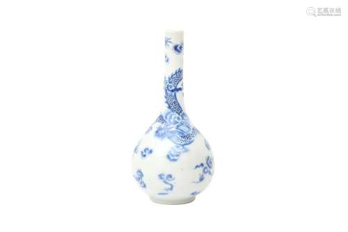 A CHINESE BLUE AND WHITE 'DRAGON' BOTTLE VASE 清十九世紀 青花...