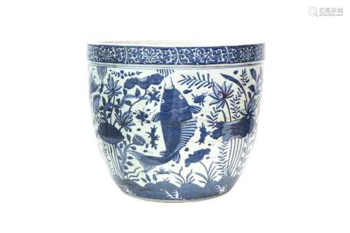 A LARGE CHINESE BLUE AND WHITE 'FISH' JARDINIÈRE 清十九世紀 ...