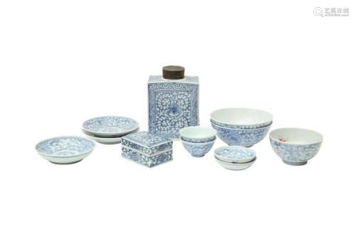 A GROUP OF TEN CHINESE BLUE AND WHITE PORCELAIN ITEMS 清十九...