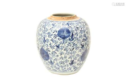 A CHINESE BLUE AND WHITE 'LOTUS' JAR 清十九世紀 青花蓮紋罐