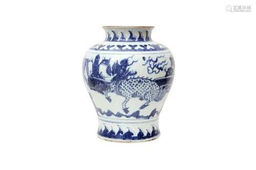 A CHINESE BLUE AND WHITE 'QILIN' BALUSTER VASE 十九或二十世紀...