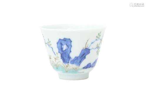A CHINESE DOUCAI 'BLOSSOMS' WINE CUP 清光緒 鬥彩花卉紋盃 《大...