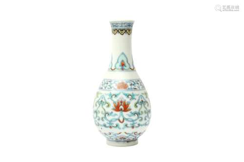 A SMALL CHINESE DOUCAI 'LOTUS SCROLL' VASE 晚清 鬥彩纏枝蓮紋...