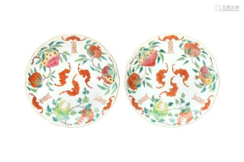 A PAIR OF CHINESE FAMILLE-ROSE 'SANDUO' DISHES 清十九世紀 粉...