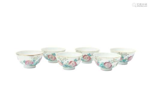 A GROUP OF SIX CHINESE FAMILLE-ROSE CUPS 十九或二十世紀 粉彩...