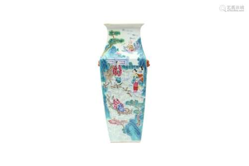 A CHINESE FAMILLE-ROSE 'IMMORTALS' SQUARE VASE 清十九世紀 粉...