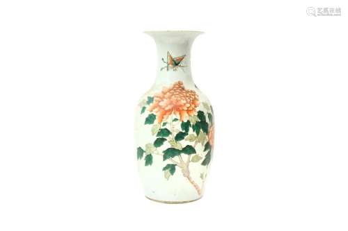 A CHINESE 'BUTTERFLY AND PEONIES' VASE 清十九世紀 花蝶圖紋瓶