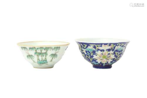TWO SMALL CHINESE CUPS 清十九或二十世紀 藍地蓮紋盃及白地竹紋...