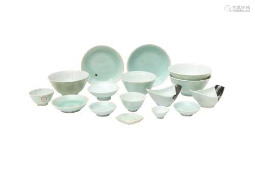 A GROUP OF CHINESE CELADON-GLAZED WARES 十九至二十世紀 青釉瓷...