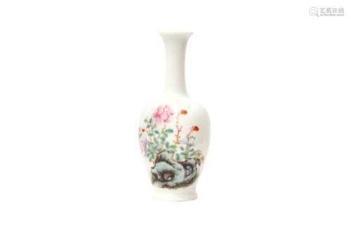 A SMALL CHINESE FAMILLE-ROSE 'PEONIES' VASE 民國時期 粉彩牡丹...