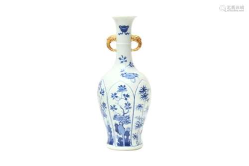 A CHINESE BLUE AND WHITE TWIN-HANDLED VASE 民國時期 青花雙耳...