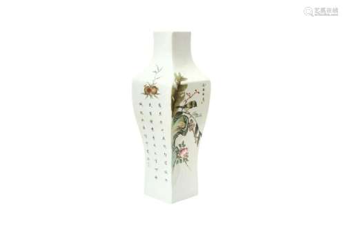 A CHINESE FAMILLE-ROSE 'BIRD AND FLOWERS' VASE 二十世紀 粉彩...