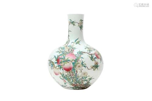 A LARGE CHINESE FAMILLE-ROSE 'PEACHES' VASE, TIANQIUPING 十九...