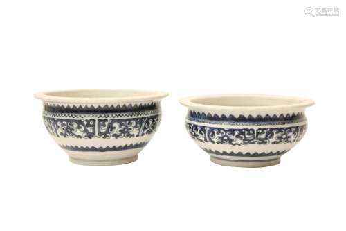 A PAIR OF CHINESE BLUE AND WHITE JARDINIÈRES 十九或二十世紀 ...