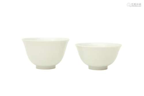 A PAIR OF CHINESE WHITE-GLAZED ANHUA-DECORATED CUPS 白釉暗花...