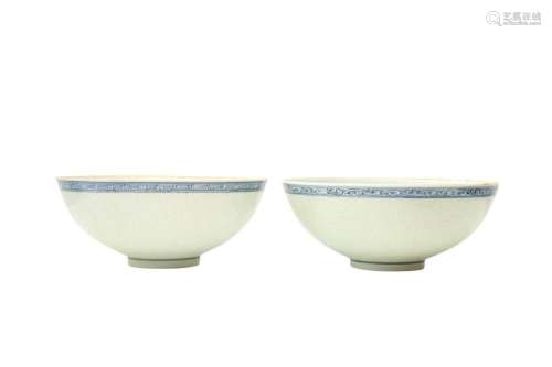 A PAIR OF CHINESE BLUE AND WHITE 'DRAGON' PUNCH BOWLS 二十世...