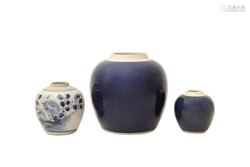 A GROUP OF THREE CHINESE JARS 清十九或二十世紀 藍釉罐兩件及青...