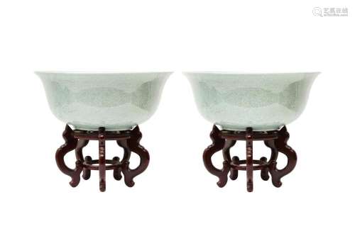 A PAIR OF LARGE CHINESE CRACKLE-GLAZED BOWLS 二十世紀 冰裂紋...