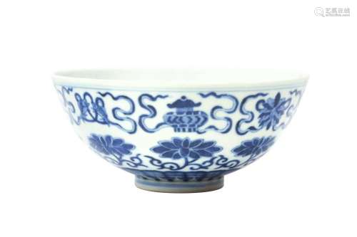 A CHINESE BLUE AND WHITE 'BAJIXIANG' BOWL 二十世紀 青花八吉祥...