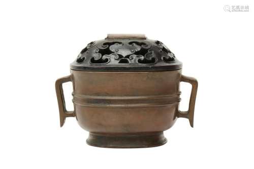A CHINESE BRONZE CENSER AND JADE-INSET WOOD COVER 二十世紀 銅...