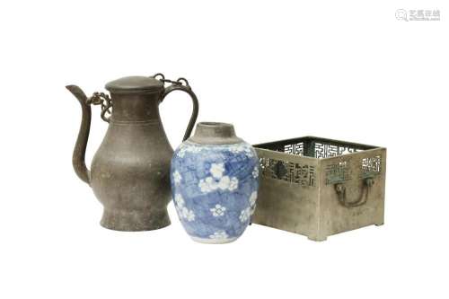 A CHINESE BLUE AND WHITE JAR AND TWO METAL ITEMS 十九或二十世...