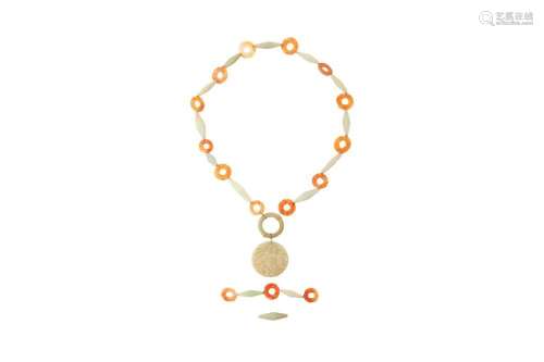 A LONG CHINESE JADE AND CARNELIAN NECKLACE 清 玉及紅玉髓項鍊