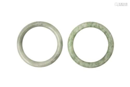 A PAIR OF CHINESE JADE BANGLES 玉手鐲一對