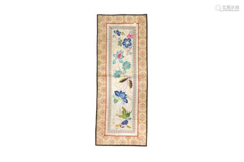 A CHINESE SILK EMBROIDERED PANEL 十九世紀或二十世紀 花蝶圖紋...