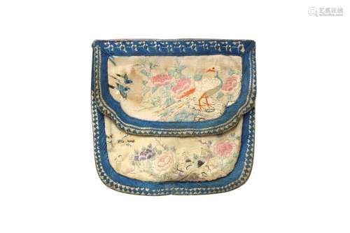 A SMALL CHINESE EMBROIDERED SILK PURSE 清早期 絲繡花鳥圖紋包