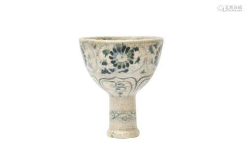 A RARE VIETNAMESE BLUE AND WHITE 'FLOWERS' STEM CUP