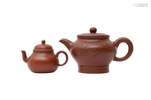 TWO CHINESE YIXING ZISHA TEAPOTS AND COVERS 二十世紀 宜興紫砂...