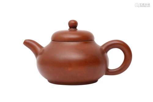 A CHINESE YIXING ZISHA TEAPOT AND COVER