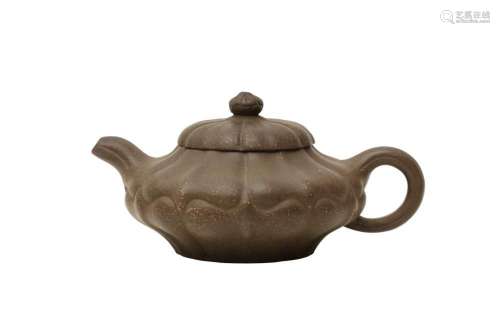 A CHINESE YIXING ZISHA 'FOLIATE' TEAPOT AND COVER 二十世紀 吳...