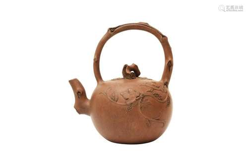 A CHINESE YIXING ZISHA 'GRAPEVINE' TEAPOT AND COVER 二十世紀...