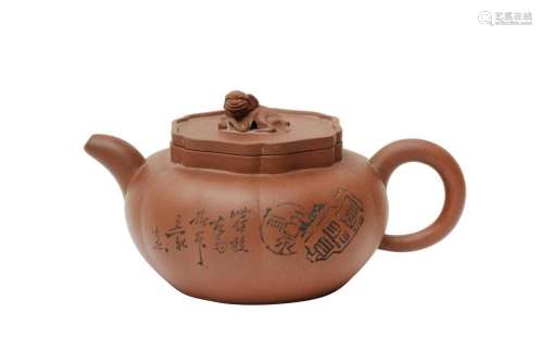 A CHINESE YIXING ZISHA TEAPOT AND COVER 二十世紀 宜興紫砂獅鈕...