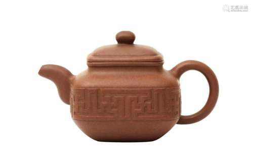 A CHINESE YIXING ZISHA TEAPOT AND COVER 二十世紀 宜興紫砂方壺...