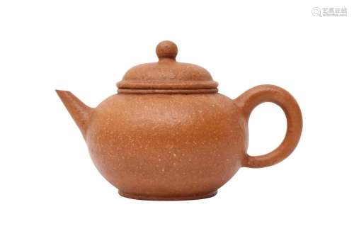 A CHINESE YIXING ZISHA TEAPOT AND COVER 宜興紫砂圓壺連蓋